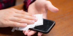 Coronaya karşı telefonlar sık sık dezenfekte edilmeli