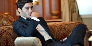 Oyuncu Burak Deniz, seyir halindeyken motosiklet sürücüsüne çarptı