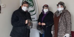 Anneler Günü’nde annelere maske dağıttılar