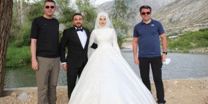 Vali Memiş, yeni evlenen çiftle hatıra fotoğrafı çekildi