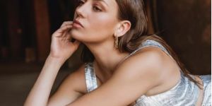 Gizem Karaca'dan Sağlık Bakanlığı'na: Uçakta sosyali bırak mesafe yok