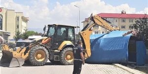 Erzurum'da 50 kaçak yapı belediye ekiplerince yıkıldı