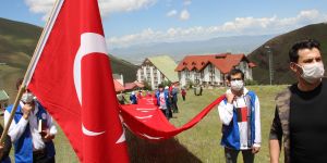 Şehitler için 150 metre uzunluğundaki bayrakla zirveye tırmandılar