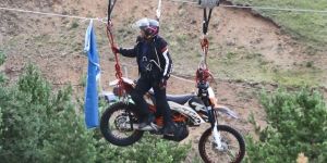 Motosikletle 2 bin 300 rakımda zipline yaparak kanatlandı