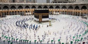 Kabe'de sosyal mesafeli tavaf! Koronavirüs önlemleri tarihe geçti