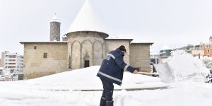 Yakutiye Belediyesi kar temizliğini aralıksız sürdürüyor