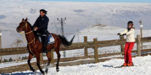 Hayalindeki çiftliği kurdu, at sevgisini kayakla birleştirdi