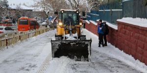 Erzurum Büyükşehir Belediyesi ekipleri karla mücadeleye devam ediyor