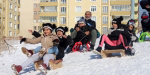 Kızakla kayarak eğlenen çocuklara velileri de eşlik etti