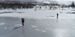 Erzurum'da yüzeyi buz tutan Tekederesi Göleti kışın tüm güzelliklerini yansıtıyor