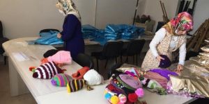 İdlip’teki çocuklara atkı, eldiven ve bere ördüler
