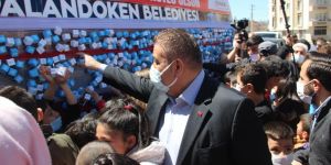 Sokak sokak gezip şeker dağıttılar