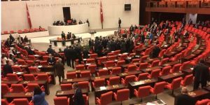 Meclis'te tansiyon yükseldi! Oturuma ara verildi