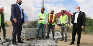 Aziziye Kaymakamı ile Belediye Başkanı parke taşı döşedi