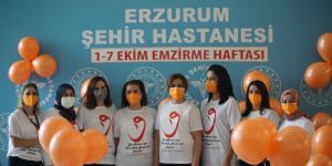 Covid-19 testi pozitif çıkan anne bebeğini emzirmeye devam edebilir