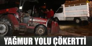 Erzurum'da yağmur yolu çökertti