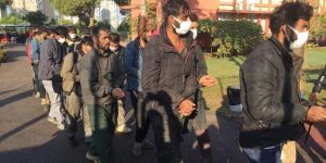 Havalimanına girip iniş yapan uçağın önüne çıkmışlardı! Sınır dışı edildiler