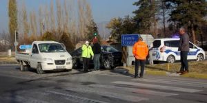 Otomobille kamyonet çarpıştı: 5 yaralı