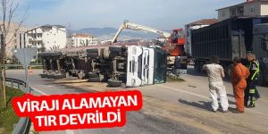 Virajı alamayan tır yola devrildi