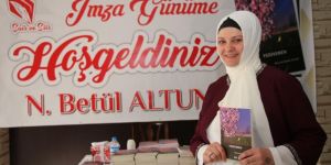 Oltulu ev hanımı şiir kitabına tanıtım ve imza günü yaptı