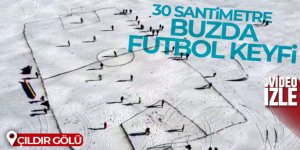 Yüzeyi buzla kaplı Çıldır Gölü'nde futbol keyfi