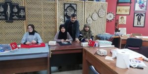 Hanımlar hem el becerilerini geliştiriyor hem de aile bütçelerine katkı sağlıyorlar