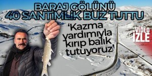 Baraj gölündeki 40 santimlik buzu kazma ile kırıp balık tutuyorlar