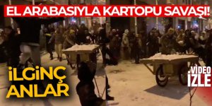 Kadıköy'de el arabasına yükledikleri karları atarak kartopu savaşı yaptılar
