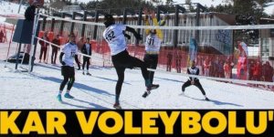 Kar üstünde voleybol nefesleri kesiyor