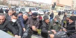 Fidan dağıtımında izdiham yaşandı