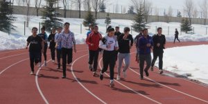 Liseli öğrenciler otizmliler için koştu