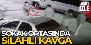Sokakta tartışan gençlerin silahlı kavgası kamerada