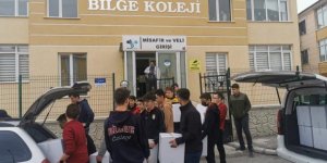 Öğrenciler harçlıkları ile gıda paketleri dağıttı