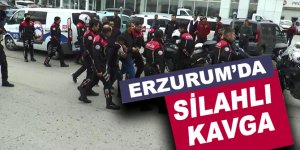 Husumetliler trafikte önce silah çekti, sonra sopalarla kavga etti