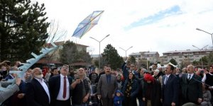 Erzurum’da özel bireyler tarafından uçurtmalar gökyüzüne bırakıldı