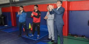 Vali Memiş, minik güreşçileri yalnız bırakmadı