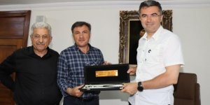 Başkan Demir, Vali Memiş’e tesbih hediye etti