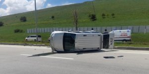 Direksiyon hakimiyetini kaybeden otomobil takla attı