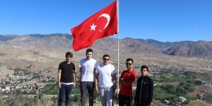 1500 rakımlı dağa tırmanıp, yıpranan Türk bayrağını değiştirdiler