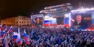 Kızıl Meydan'daki kutlamaya Putin sözleri damga vurdu: "1, 2, 3 uraa.."