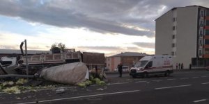 Erzurum’da sebze yüklü kamyon otomobile çarparak takla attı