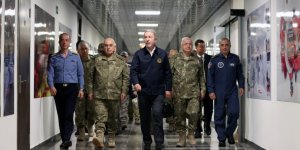 Milli Savunma Bakanı Akar, Kara Kuvvetleri Harekat Merkezi'nde