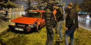 Islak zeminde kayarak refüje çıktı