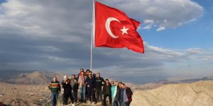 Şehit öğretmenlere vefa: İsimlerini bayrak direğine yazıp dağın tepesine diktiler