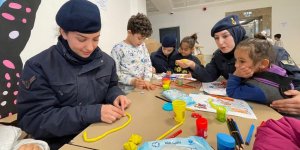 Osmaniye'de Depremi Yaşayan Çocuklar Jandarma Ablalarının Oyunlarıyla Moral Buluyor