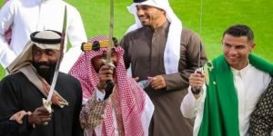Cristiano Ronaldo'dan Arabistan'da kılıç dansı!