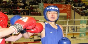 3000'lik Buz Hokeyi Salonu'na ring kuruldu