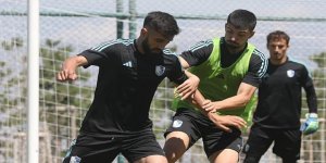 Dadaş dersine çalışıyor