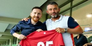 Erzurumspor Başkanı Dal'dan Göçmez'e Cumhuriyet forması