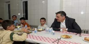 Vali Çiftçi, öğrencilerle yemek yedi